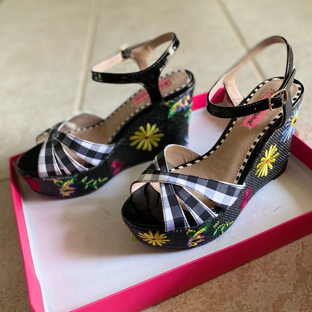 Betsey Johnson flower wedges 😻